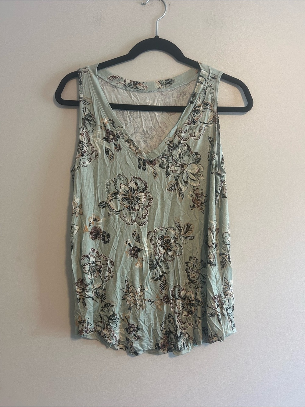 Maurcies medium green floral vneck sleeveless tank top